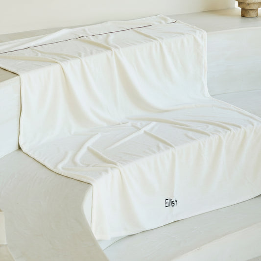 A luxury xxl beach towel for 2 persons made from baboo and cotton