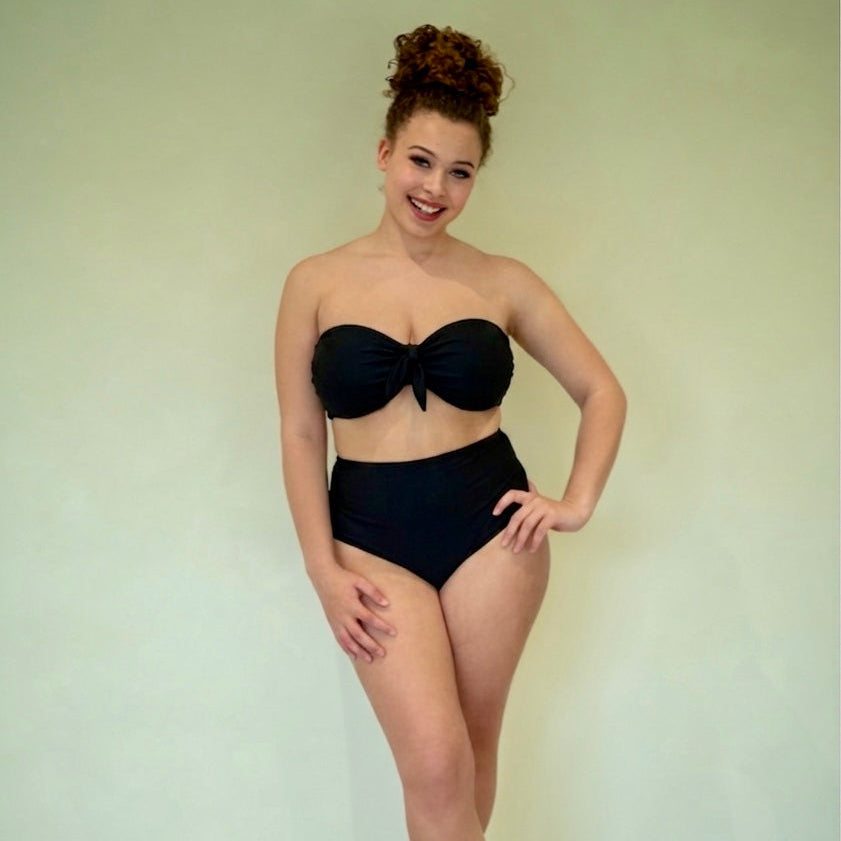 De zwarte bandeau-top met meerdere draagmogelijkheden van de Class-collectie