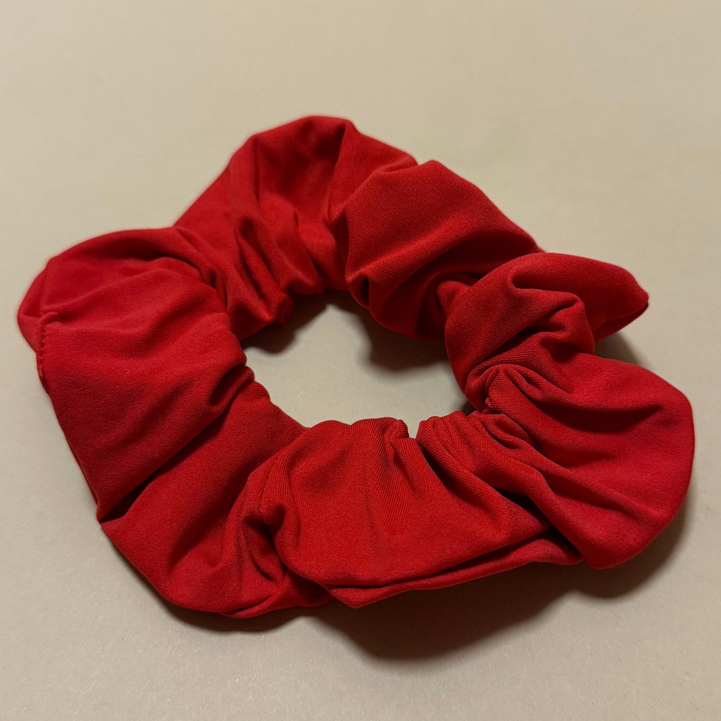 Azur Rode Scrunchie