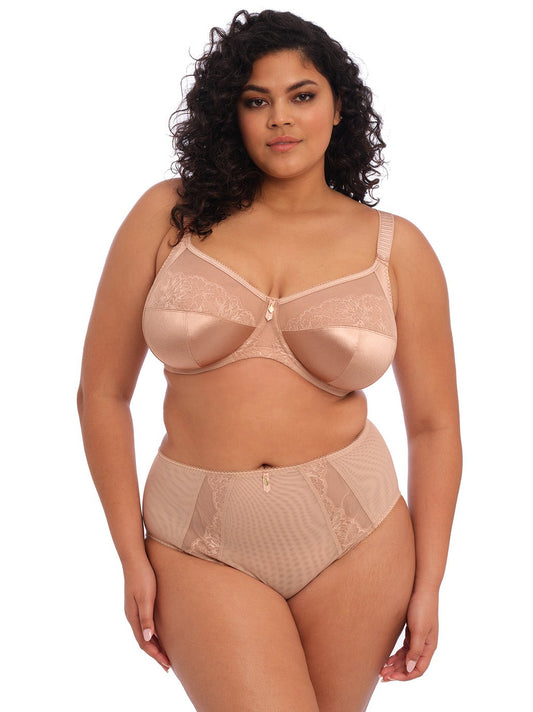 curvy woman wearing a Plussize full cup bra in nude colour in satinlike fabric with mesh and lace details