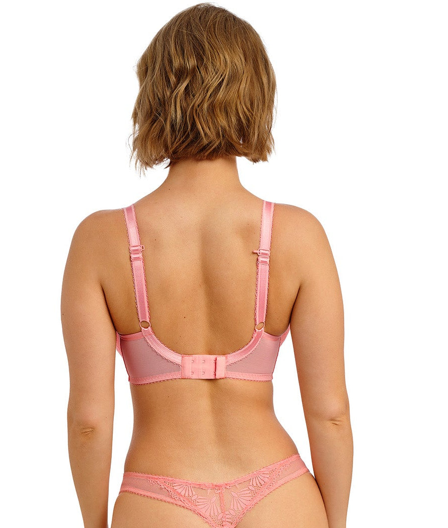 woman wearing a moulded plunge t shirt bra in peach color 