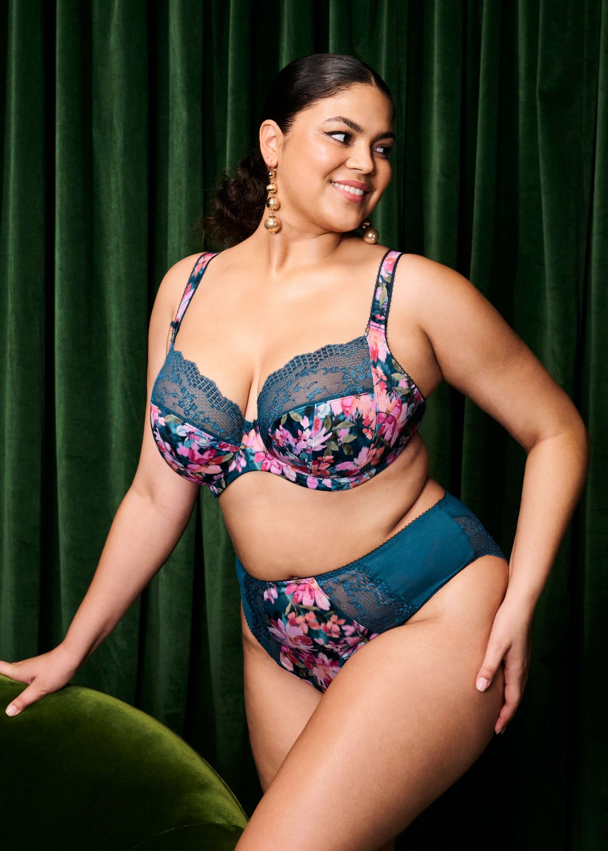 curvy woman wearing a big cup bra with flower pattern and lace in teal color