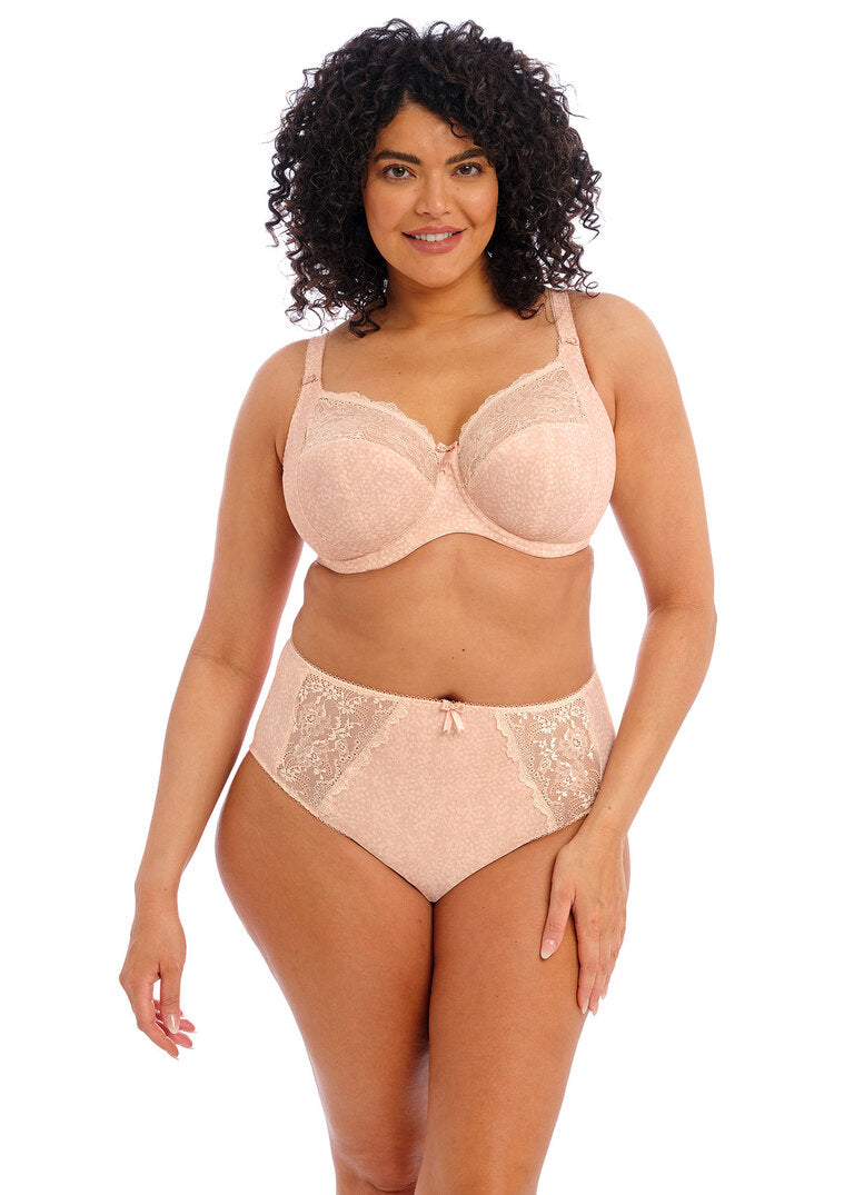 curvy woman wearing a big cup bra in soft pink with subtile leaves print and stretch lace 