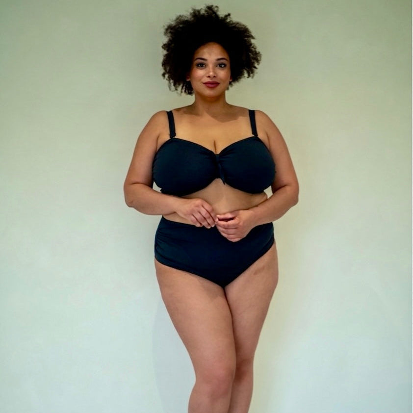 De zwarte bandeau-top met meerdere draagmogelijkheden van de Class-collectie