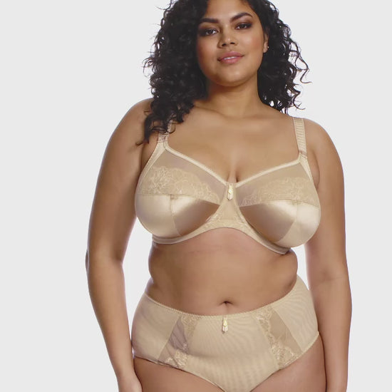 curvy woman wearing a Plussize full cup bra in nude colour in satinlike fabric with mesh and lace details