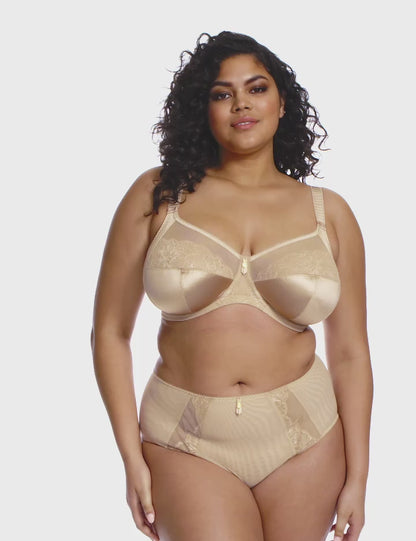curvy woman wearing a Plussize full cup bra in nude colour in satinlike fabric with mesh and lace details
