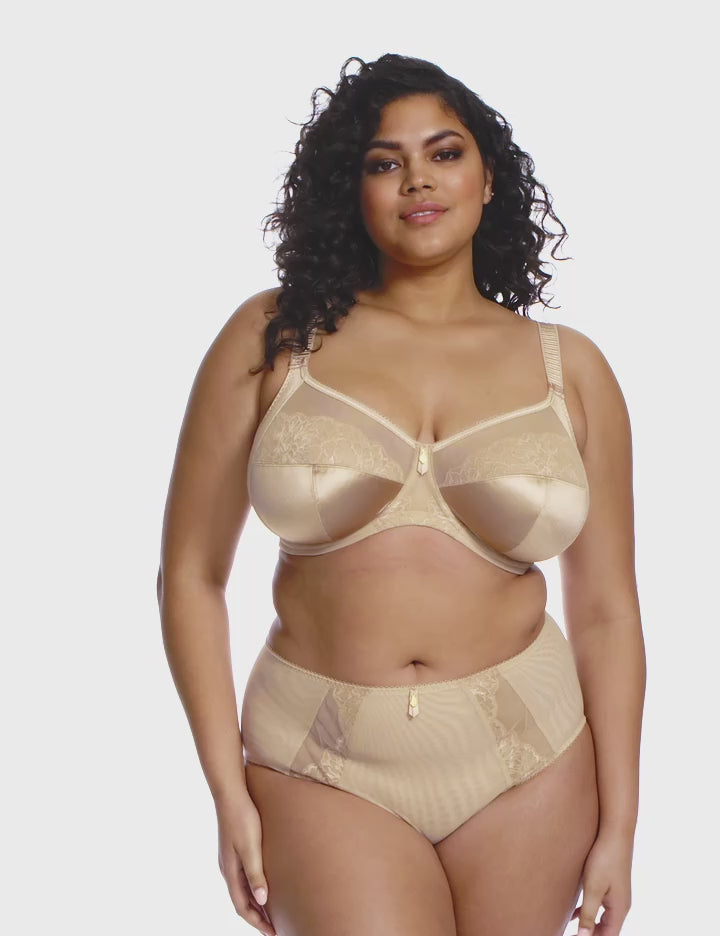 curvy woman wearing a Plussize full cup bra in nude colour in satinlike fabric with mesh and lace details